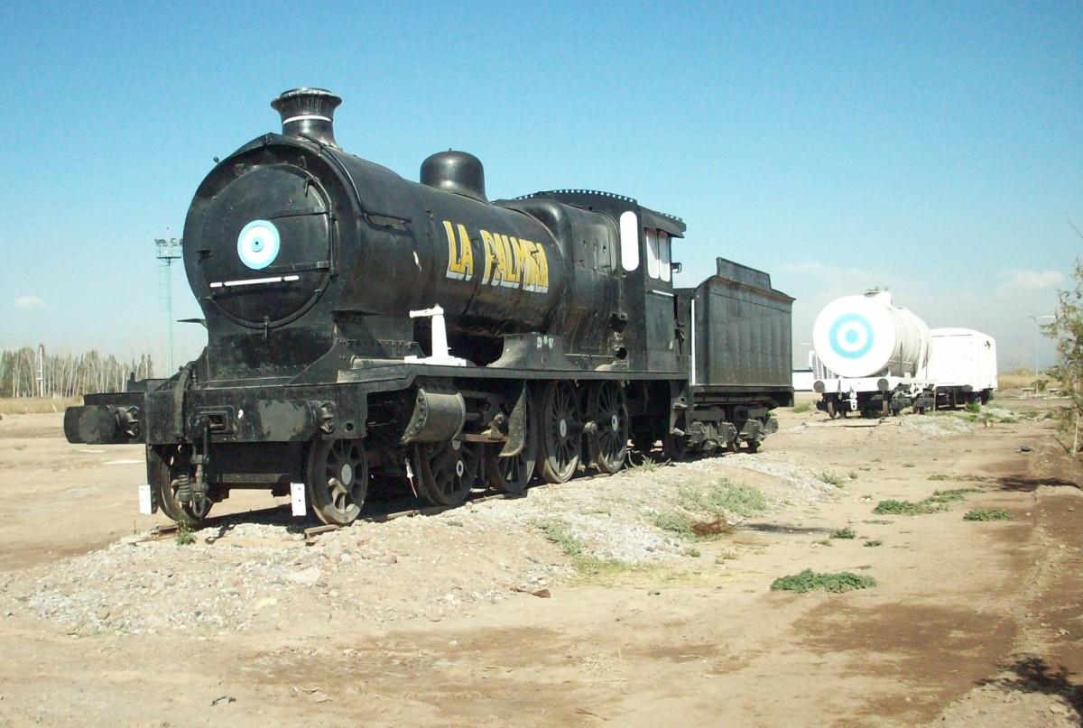 Palmira, Argentinien 26.08.2008: Als Denkmal in einen Eisenbahnerpark aufgestelle Dampflok. Der Park befindet sich in unmittelbarer Nähe zu den Hauptrangierbahnhof in Mendoza.