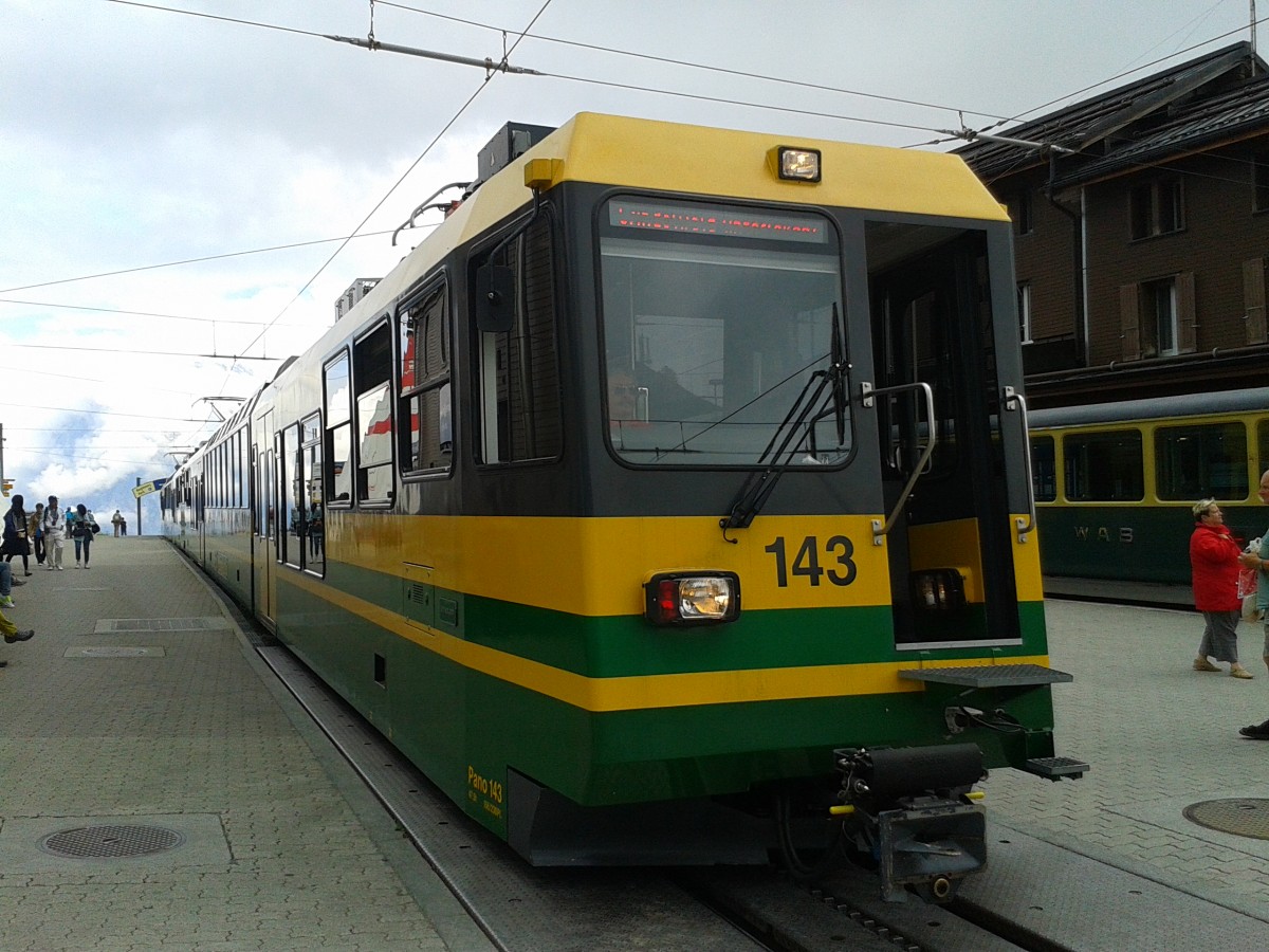Pano 143 als R 463 (Grindelwald - Kleine Scheidegg) am 23.7.2015 im Bahnhof Kleine Scheidegg.