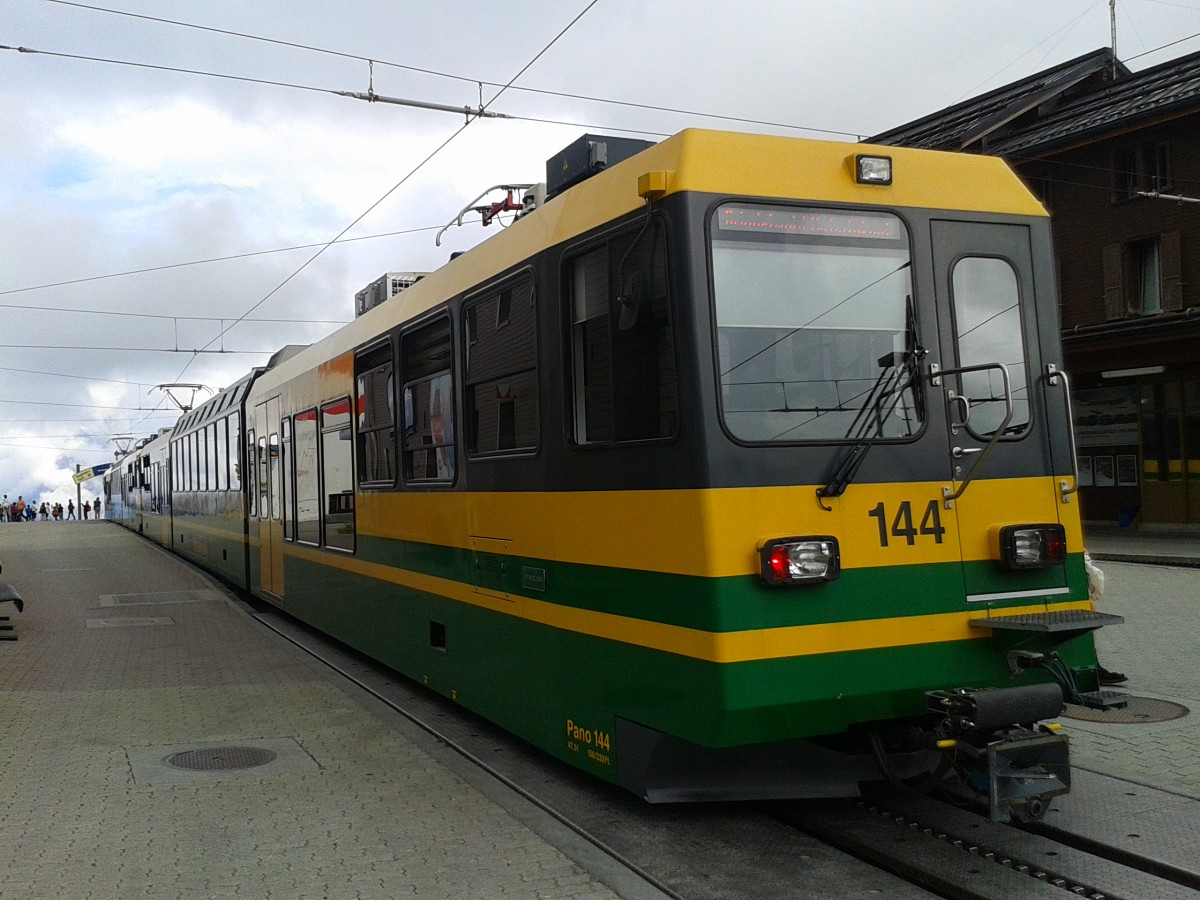 Pano 144 als R 461 (Grindelwald - Kleine Scheidegg) am 23.7.2015 im Bahnhof Kleine Scheidegg.