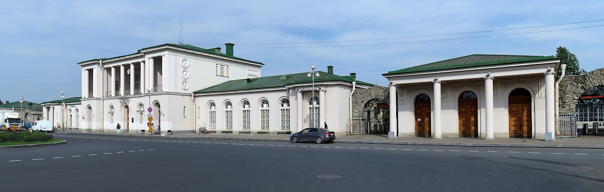 Panorama-Aufnahme des herrschaftlichen Bahnhofgebäudes in Царское Село (Zarskoje Selo), bei St. Petersburg, 19.8.17 