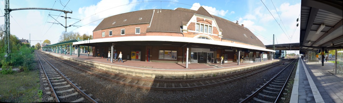 Panorama-Bild 1/3 des Bahnhofes  Stade  am Gleis 2. Von links kommt das Gleis aus Cuxhaven und führt nach rechts in Richtung Hamburg-Harburg.