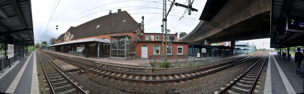 Panorama-Bild 2/3 des Bahnhofes  Stade  am Gleis 2. Unterhalb der Brücke, welche den Bahnhof überspannt.