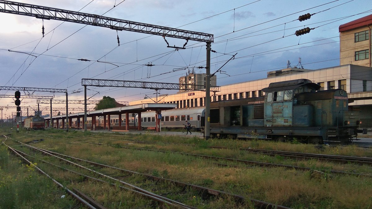 Panorama des Bahnhofs Bacau. Diesellok 92-53-0-80-0213-1 und E-Lok 91-53-0-474-044-1 manövriereen am Abend des 12.05.2017.