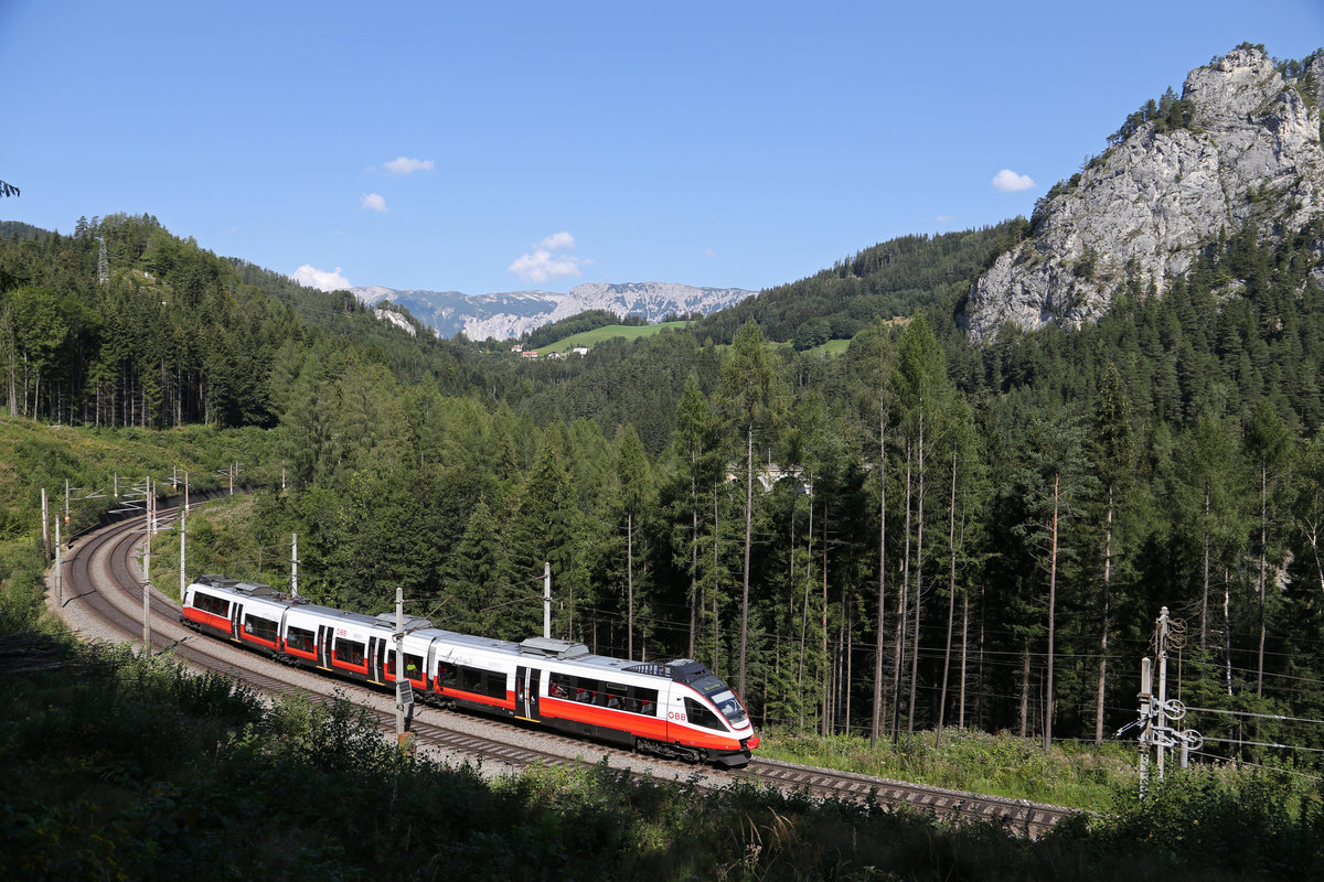 Panorama-Foto im Breitensteingebiet mit Rax und der Polleroswand und den 4023.011 der als Reg.bergwärts fährt. 19.8.18