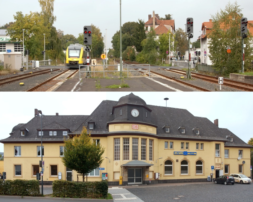 Panoramabilder vom Bahnhof Alsfeld: Oben die Ausfahrt von HLB-VT 278 ber den Bahnbergang nach Norden. Unten das imposante Empfangsgebude – die Gleise liegen auf der Hhe des ersten Stockwerks!