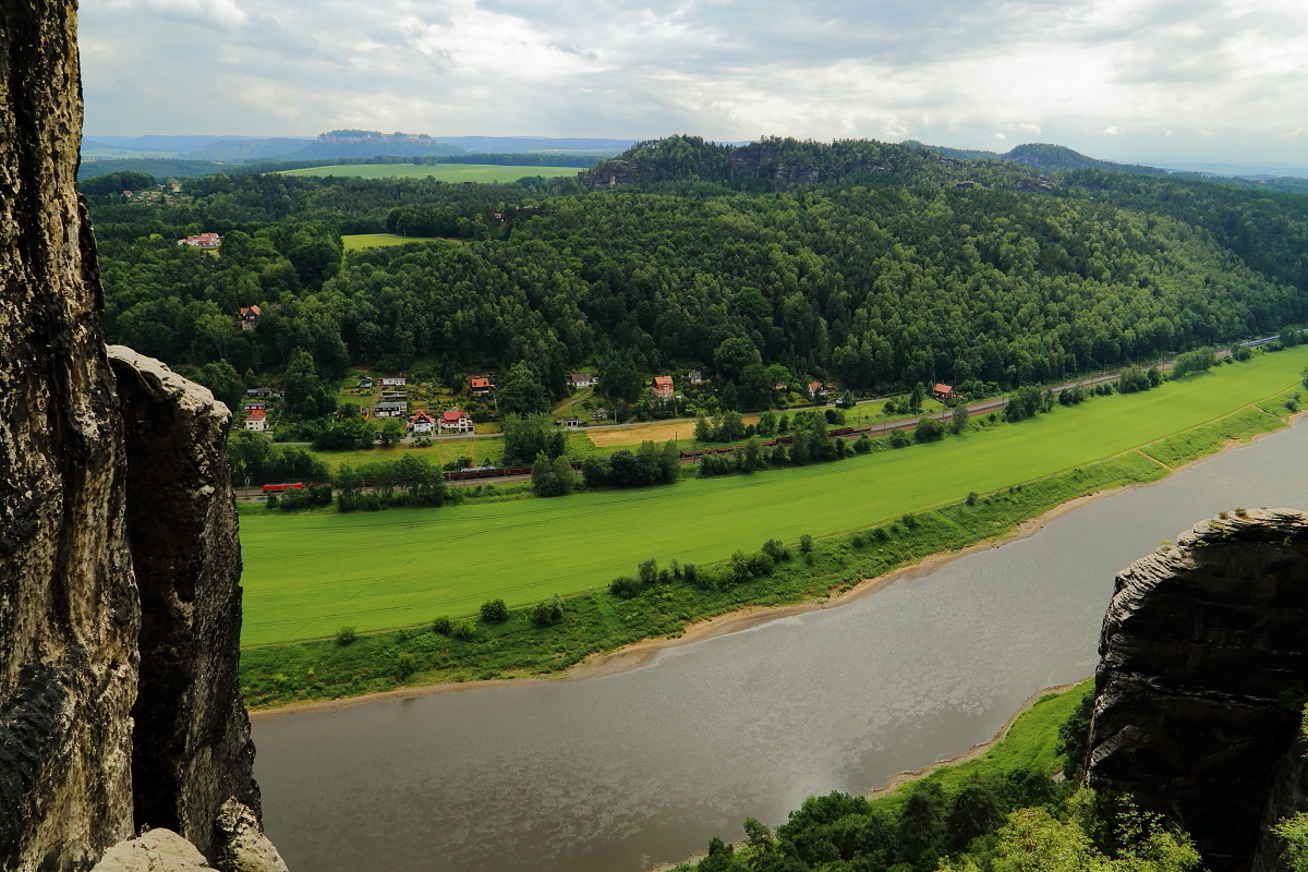 Panoramablick vom Bastei-Felsen auf die Elbtalstrecke, aufgenommen am 16.06.2017.