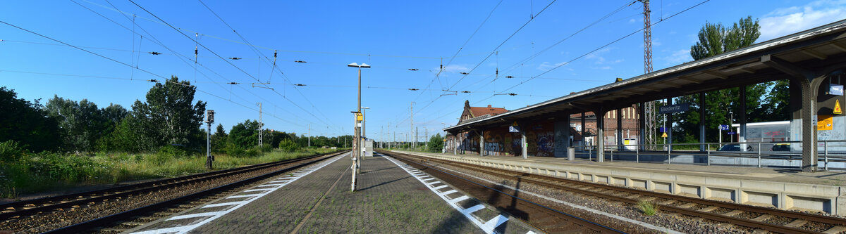 Panoramablick über den Bahnhof Biederitz auf den Gleisen 3 bis 6. Biederitz wurde ebenso wie viele andere Stationen in den 90ern modernisiert.

Biederitz 21.07.2020