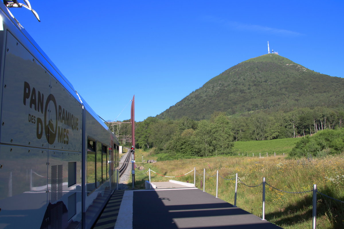 Panoramique de Domes -  Start und Ziel sind zu sehen, doch liegen einige Höhenmeter dazwischen. Der Vulkan diente auch mal als Bergankunft der Tour de France, nur ist dies schon lange her.
Bild aus der Talstation, 09. Juli 2016