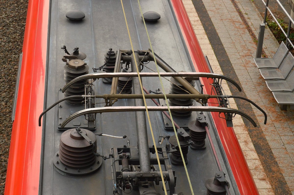 Panthograf am Fahrdraht angelegt.....Dachpratie eines 425 in Neckargerach.
10.10.2016