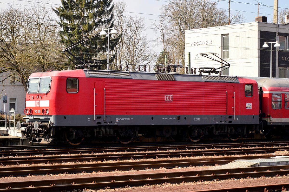 Panthografenwechsel, gerade wird der hintere Stromabnehmer hoch gefahren.
143 315 steht mir einer RB nach Stuttgart in Neckarelz am 26.3.2016