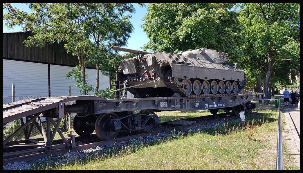 Panzer Transport Wagen der DB mit der Bezeichnung 960322 SSyl RLMMP 693 stand am 2.7.2018 beladen mit einem Leopard I Panzer vor dem Panzer Museum in Munster.