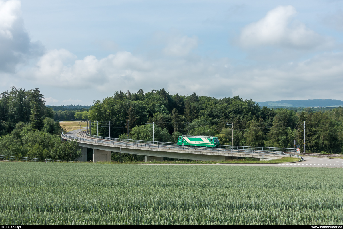 Panzertransporte auf der BAM am 5. Juni 2018. Solche Transporte finden mehrmals jährlich statt. Die Panzer werden im extra zu diesem Zweck gebauten Anschlussgleis in Bière Casernes direkt auf Normalspurwagen verladen, welche auf Rollböcken nach Morges gebracht und dort der SBB übergeben werden.<br>
Ge 4/4 22 auf Rangierfahrt auf der Brücke am Eingang des Waffenplatz Bière.