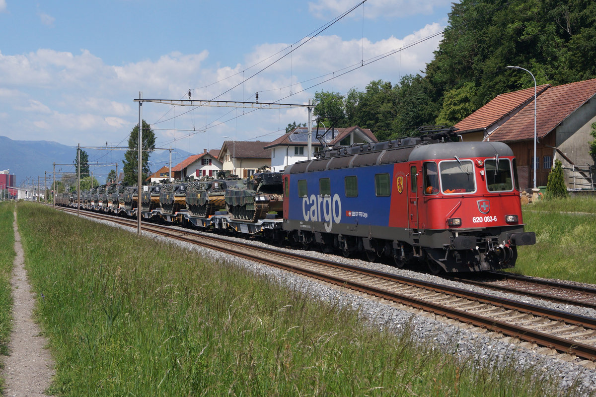 PANZERZÜGE DER Pz S/21.
Re 620 083-6  Amsteg-Silenen  Biel RB - Thun bei Busswil am 19. Mai 2020.
Foto: Walter Ruetsch 