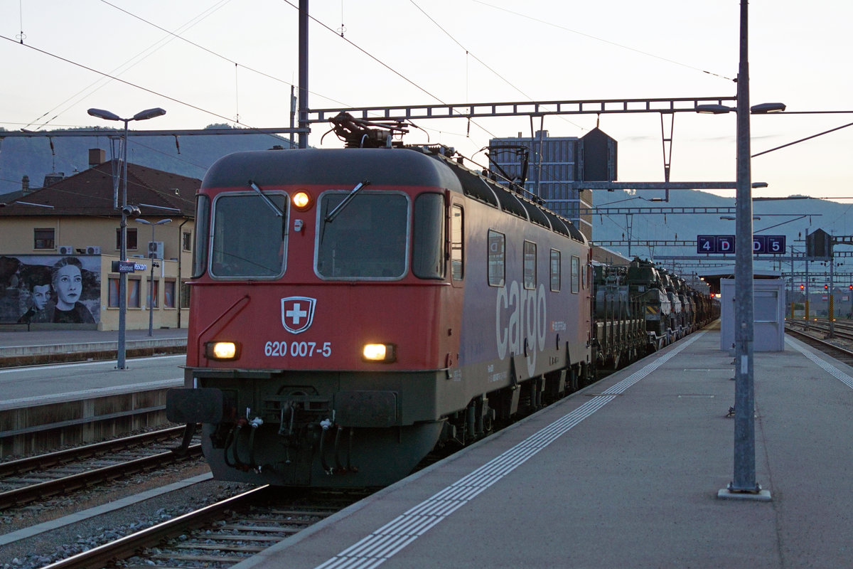Panzerzug der Pz S 21 anlässlich der Bahnhofseinfahrt Delémont am frühen Morgen.
Am 16. und 17. April 2020 wurden die Fahrzeuge der Pz Sap Kp 21/5 mit einem Zug von Thun Güterbahnhof nach Bure-Casernes transportiert. Für die Strecke Thun - Biel Rangierbahnhof stand die Re 420 329-5 im Einsatz. 
Nach der Übernachtung im RB Biel wurde für die Weiterfahrt bis Bure-Casernes die stärkere Re 620 007-5  WATTWIL  vorgespannt.
Dieser Zug hatte Biel noch während der Dunkelheit um 06:00h verlassen. 
Die Aufnahmen sind bei Gsteig, in Delémont und Glovelier entstanden.
Foto: Walter Ruetsch