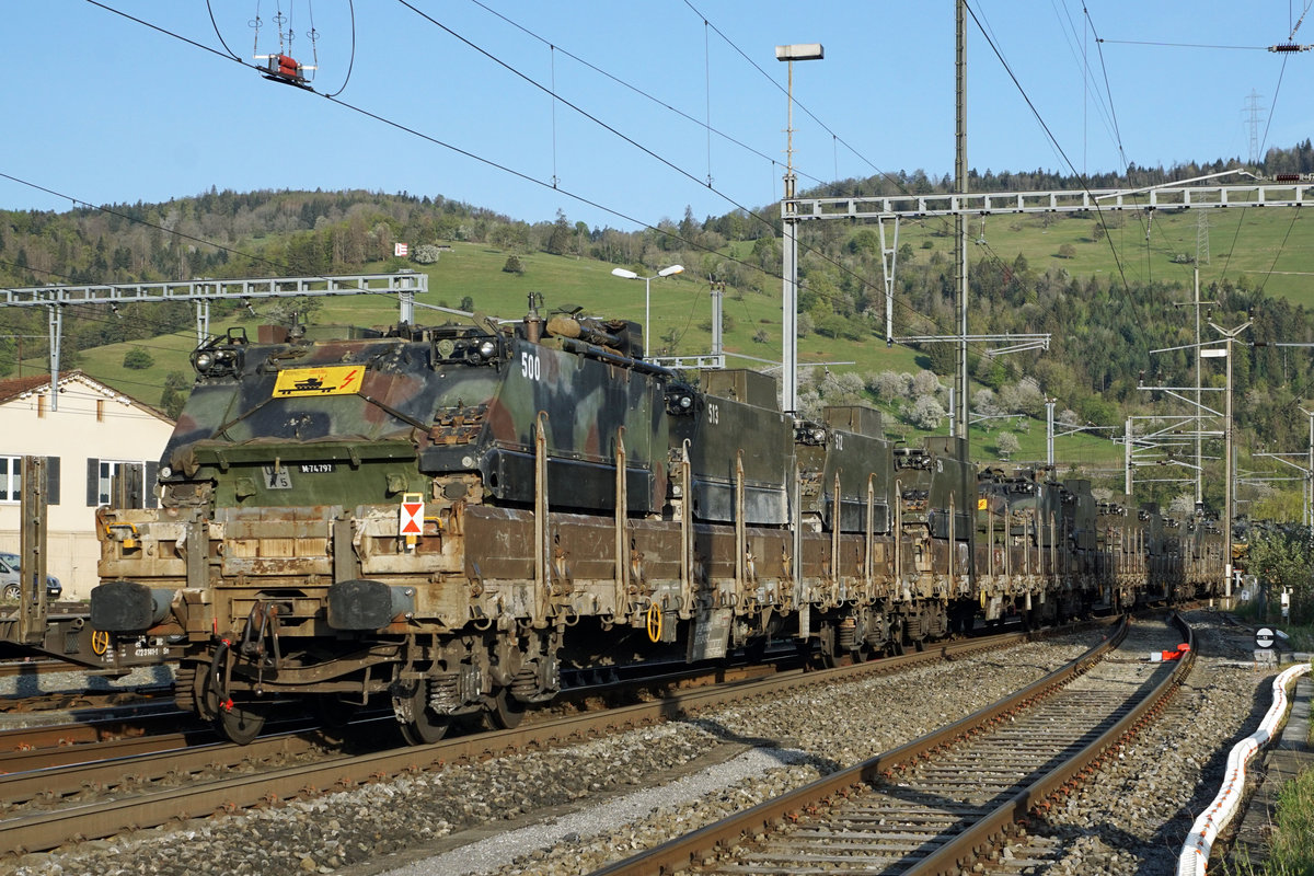 Panzerzug der Pz S 21 anlässlich der Bahnhofsdurchfahrt Glovelier.
Am 16. und 17. April 2020 wurden die Fahrzeuge der Pz Sap Kp 21/5 mit einem Zug von Thun Güterbahnhof nach Bure-Casernes transportiert. Für die Strecke Thun - Biel Rangierbahnhof stand die Re 420 329-5 im Einsatz. 
Nach der Übernachtung im RB Biel wurde für die Weiterfahrt bis Bure-Casernes die stärkere Re 620 007-5  WATTWIL  vorgespannt.
Dieser Zug hatte Biel noch während der Dunkelheit um 06:00h verlassen. 
Die Aufnahmen sind bei Gsteig, in Delémont und Glovelier entstanden.
Transportiert wurden:
4  G Pz Kodiak

5  BPz Büffel

1  Sap Pz 63/05

1  Kdo Pz 63/07 (Fleckenanstrich)

4  Sap Pz 63/05

1  Kdo Pz 63/07 (Fleckenanstrich)

3  Sap Pz 63/05

1  Kdo Pz 63/07 (Fleckenanstrich)

Foto: Walter Ruetsch