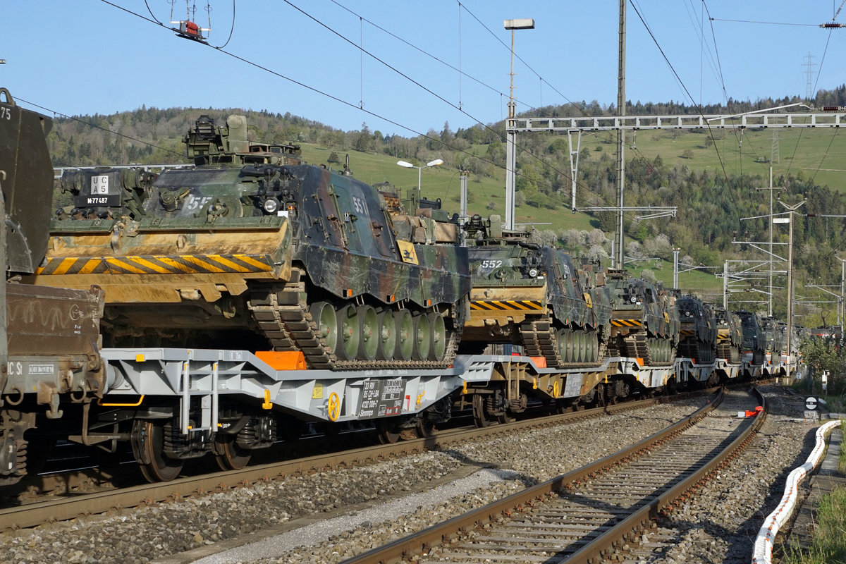 Panzerzug der Pz S 21 anlässlich der Bahnhofsdurchfahrt Glovelier.
Am 16. und 17. April 2020 wurden die Fahrzeuge der Pz Sap Kp 21/5 mit einem Zug von Thun Güterbahnhof nach Bure-Casernes transportiert. Für die Strecke Thun - Biel Rangierbahnhof stand die Re 420 329-5 im Einsatz. 
Nach der Übernachtung im RB Biel wurde für die Weiterfahrt bis Bure-Casernes die stärkere Re 620 007-5  WATTWIL  vorgespannt.
Dieser Zug hatte Biel noch während der Dunkelheit um 06:00h verlassen. 
Die Aufnahmen sind bei Gsteig, in Delémont und Glovelier entstanden.
Transportiert wurden:
4  G Pz Kodiak

5  BPz Büffel

1  Sap Pz 63/05

1  Kdo Pz 63/07 (Fleckenanstrich)

4  Sap Pz 63/05

1  Kdo Pz 63/07 (Fleckenanstrich)

3  Sap Pz 63/05

1  Kdo Pz 63/07 (Fleckenanstrich)

Foto: Walter Ruetsch