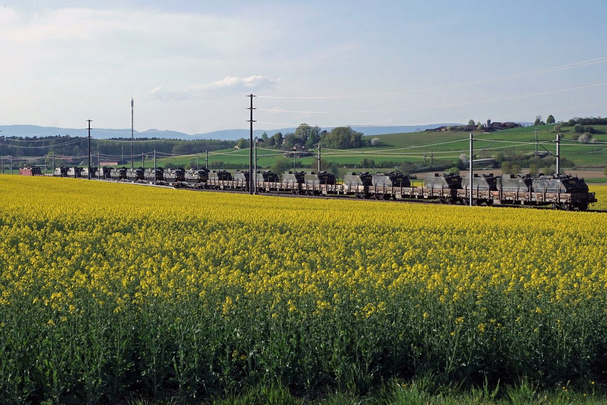 Panzerzug der Pz S 21 bei Gsteig.
Am 16. und 17. April 2020 wurden die Fahrzeuge der Pz Sap Kp 21/5 mit einem Zug von Thun Güterbahnhof nach Bure-Casernes transportiert. Für die Strecke Thun - Biel Rangierbahnhof stand die Re 420 329-5 im Einsatz. 
Nach der Übernachtung im RB Biel wurde für die Weiterfahrt bis Bure-Casernes die stärkere Re 620 007-5  WATTWIL  vorgespannt.
Dieser Zug hatte Biel noch während der Dunkelheit um 06:00h verlassen. 
Die Aufnahmen sind bei Gsteig, in Delémont und Glovelier entstanden.
Foto: Walter Ruetsch