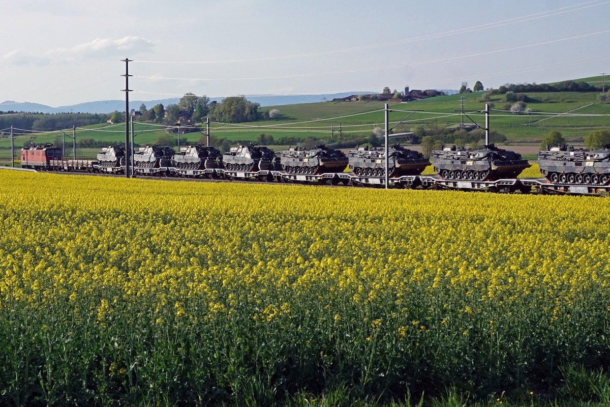 Panzerzug der Pz S 21 bei Gsteig.
Am 16. und 17. April 2020 wurden die Fahrzeuge der Pz Sap Kp 21/5 mit einem Zug von Thun Güterbahnhof nach Bure-Casernes transportiert. Für die Strecke Thun - Biel Rangierbahnhof stand die Re 420 329-5 im Einsatz. 
Nach der Übernachtung im RB Biel wurde für die Weiterfahrt bis Bure-Casernes die stärkere Re 620 007-5  WATTWIL  vorgespannt.
Dieser Zug hatte Biel noch während der Dunkelheit um 06:00h verlassen. 
Die Aufnahmen sind bei Gsteig, in Delémont und Glovelier entstanden.
Foto: Walter Ruetsch