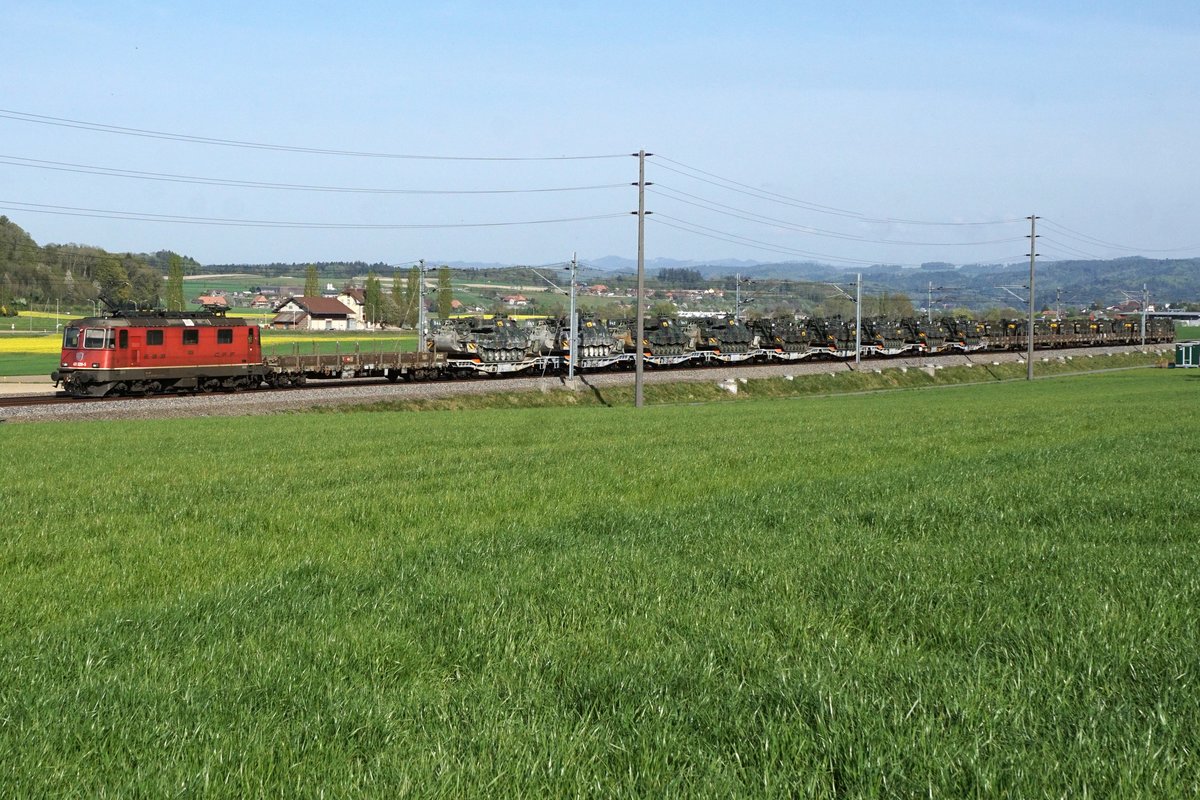 Panzerzug der Pz S 21 bei Gsteig.
Am 16. und 17. April 2020 wurden die Fahrzeuge der Pz Sap Kp 21/5 mit einem Zug von Thun Güterbahnhof nach Bure-Casernes transportiert. Für die Strecke Thun - Biel Rangierbahnhof stand die Re 420 329-5 im Einsatz. 
Nach der Übernachtung im RB Biel wurde für die Weiterfahrt bis Bure-Casernes die stärkere Re 620 007-5  WATTWIL  vorgespannt.
Dieser Zug hatte Biel noch während der Dunkelheit um 06:00h verlassen. 
Die Aufnahmen sind bei Gsteig, in Delémont und Glovelier entstanden.
Foto: Walter Ruetsch