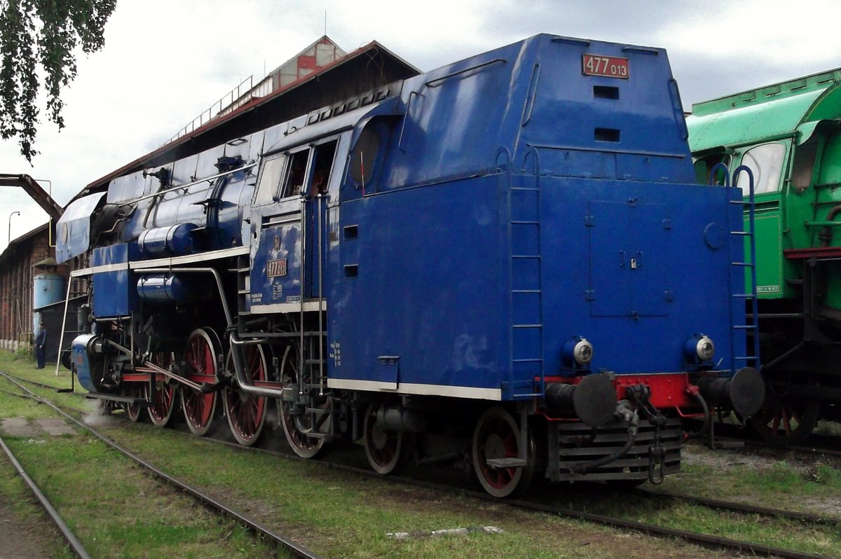 Papousek 477 013 steht am Nachmittag von 30 Mai 2015 in Vrutky Nakladi Stanica. Wann diese Loks 1951-52 in Dienst gestellt wurden, galten sie als stärkste Tenderloks Europas. Gut 30 Jahre später, in 1981, ging die letzte 477er -wegen deeren blauen Anstrich auch Papousek (Papegai) genannt, auf den Rand. Drie Exemplaren blieben jedoch behalten; 477 013 iost in Besitzt der ZSSK.