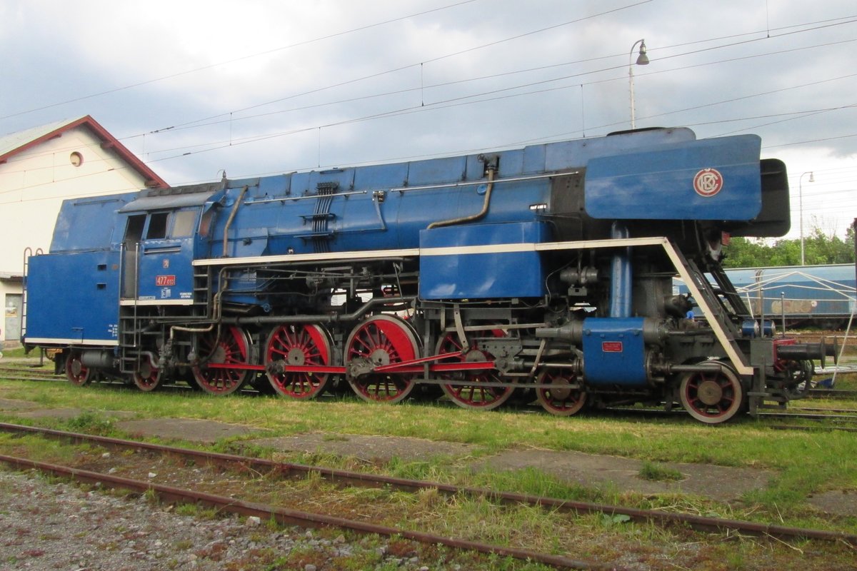 Papousek 477 013 steht am Nachmittag von 30 Mai 2015 in Vrutky Nakladi Stanica. Wann diese Loks 1951-52 in Dienst gestellt wurden, galten sie als stärkste Tenderloks Europas. Gut 30 Jahre später, in 1981, ging die letzte 477er -wegen deeren blauen Anstrich auch Papousek (Papegai) genannt, auf den Rand. Drie Exemplaren blieben jedoch behalten; 477 013 iost in Besitzt der ZSSK.