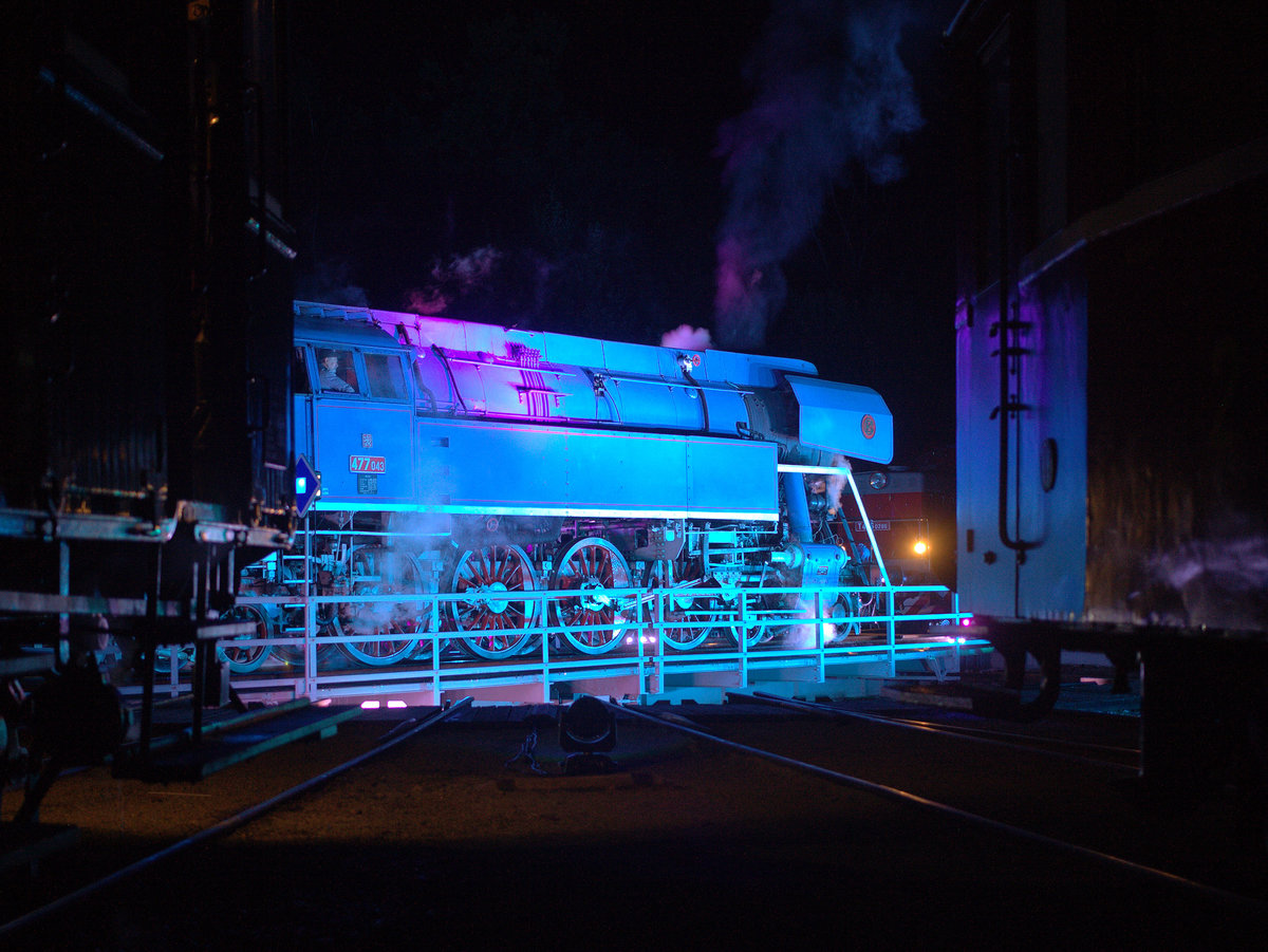  Papousek  BR 477 auf der Drehscheibe in Luzna, blau angestrahlt zur Nachtschau.
21.09.2919  21.27 Uhr.