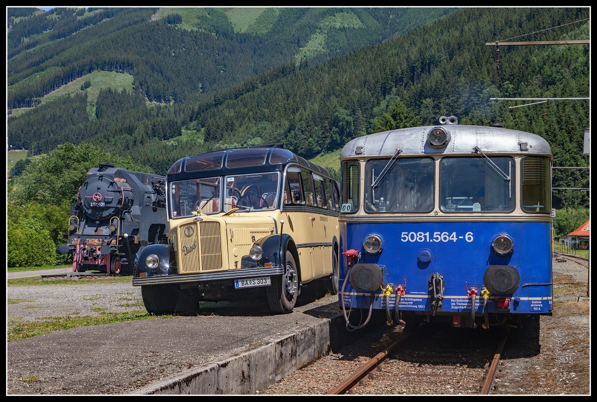 Parade von 297.401, Nostalgiepostbus und 5081.564 in Vordernberg Markt am 1.07.2018.