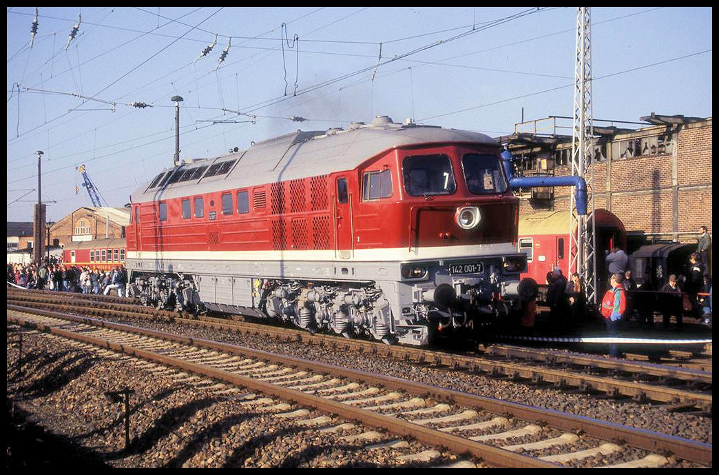 Parade am 26.10.1996 im BW Arnstadt: Diesellok der DR 142001