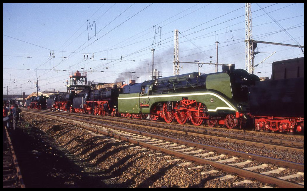 Parade am BW Arnstadt am 26.10.1996: Der Lokzug fährt vorbei, um wenig später zur Parade die Loks einzeln bzw. in Kleingruppen zu präsentieren. In der Mitte in Grün rollt 18201 mit.