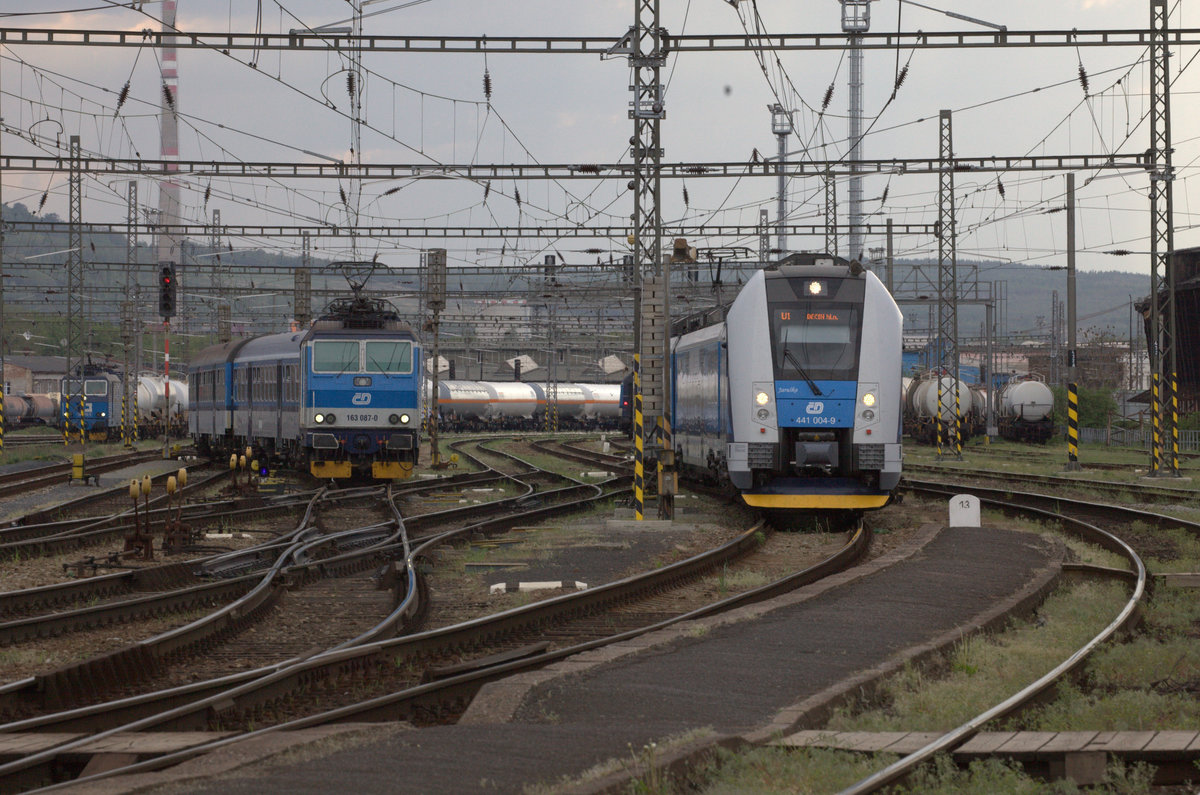 Paralelleinfahrt Usti nad Laben zapad, links wird bereitgestellt der Schnellzug nach Kolin, Zuglock ist 163 067-0, rechts fährt  441 001-9, ein Regio Panther , aus Chomutov ein. 26.04.2019 16:46 Uhr.