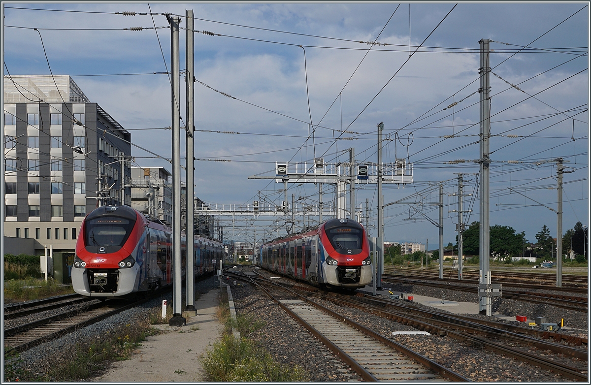 Parallel-Einfahrt der SNCF Coradia Polyvalent régional tricourant Z 31533 von Bellegarde und Z 31501 (und Z31539) als SL1 von Coppet nach Evian in Annemasse. 

28. Juni 2021