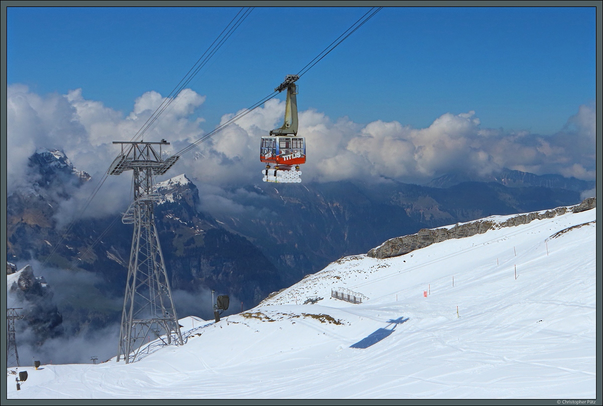 Parallel zur 2015 eröffneten Umlaufseilbahn Trübsee-Stand wird die alte Pendel-Seilbahn (Baujahr 1988) weiter für den Frachtverkehr zum Titlis genutzt. Am 27.04.2022 werden Planen transportiert.