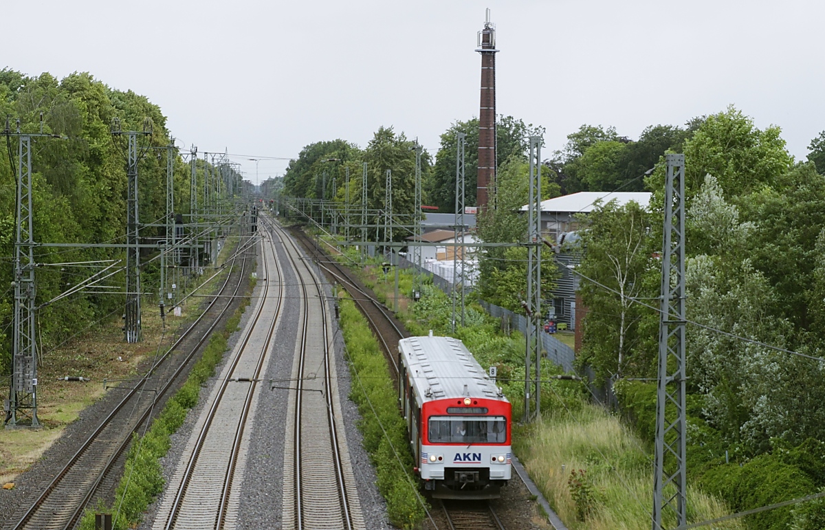 Parallel zur Strecke Neumünster - Hamburg verlaufen die Gleise der AKN-Strecke aus Richtung Barmstedt vor dem Bahnhof Elmshorn. Ein unbekannter VTA der AKN wurde dort kurz vor Erreichen des Endbahnhofes am 05.07.2023 aufgenommen.