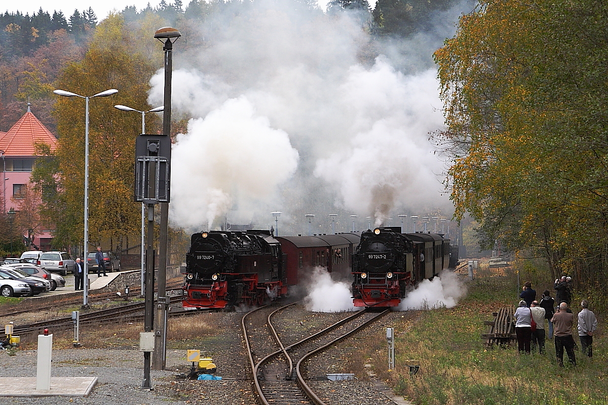 Parallelausfahrt von 99 7240 mit P8965 und 99 7247 mit Sonder-PmG der IG HSB am 20.10.2013 aus dem Bahnhof Alexisbad (Bild 1).