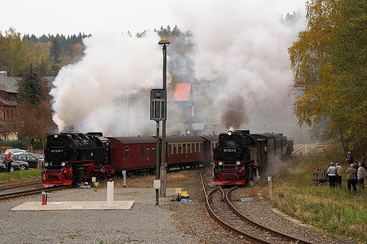 Parallelausfahrt von 99 7240 mit P8965 und 99 7247 mit Sonder-PmG der IG HSB am 20.10.2013 aus dem Bahnhof Alexisbad (Bild 2).