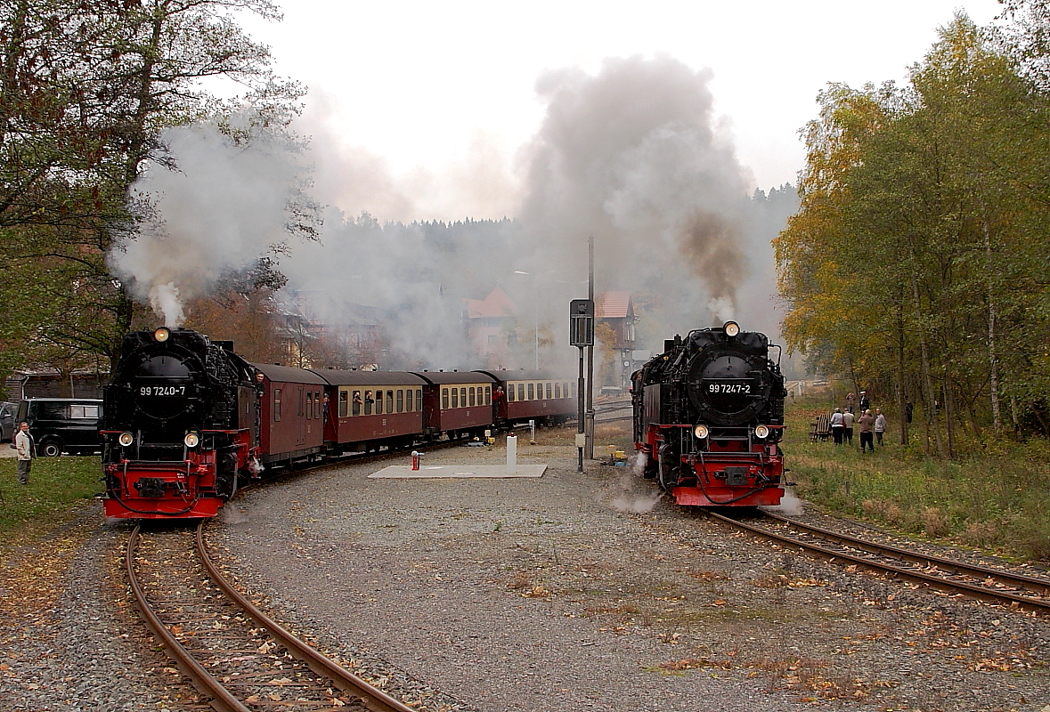 Parallelausfahrt von 99 7240 mit P8965 und 99 7247 mit Sonder-PmG der IG HSB am 20.10.2013 aus dem Bahnhof Alexisbad (Bild 3).