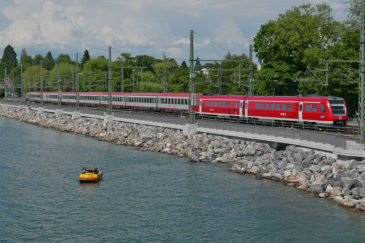 Parallelausfahrt auf dem Bodenseedamm - 612 502 als RE 70 / 3881, Lindau-Insel - München, und 1016 023-4 mit den Wagen des IC 119  BODENSEE , Dortmund - Innsbruck. Lindau, 04.06.2021