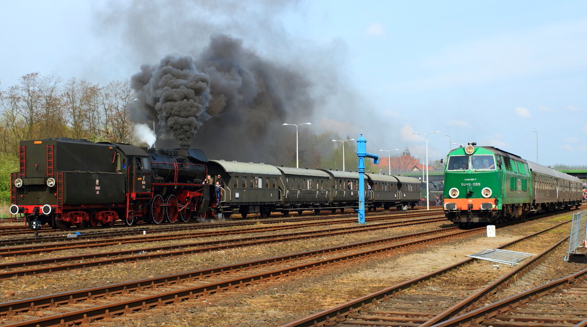 Parallelausfahrt von Ol49 59 nach Rakoniewice und SU45-069 nach Lezno am 01.05.2016 in Wolsztyn