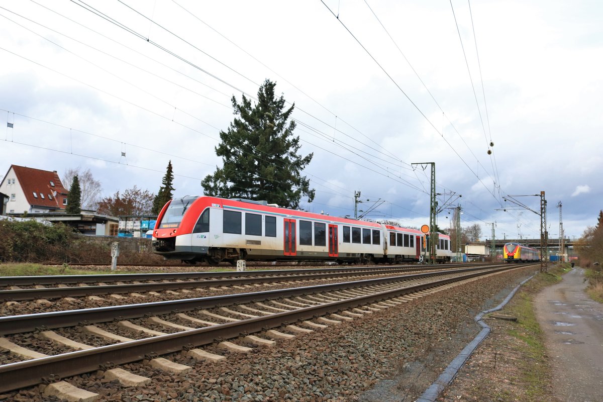 Parallelausfahrt von VIAS Odenwaldbahn Alstom Lint54 VT203 und HLB Coradia Continental ET164+ET1xx am 09.02.19 in Hanau Südeinfahrt