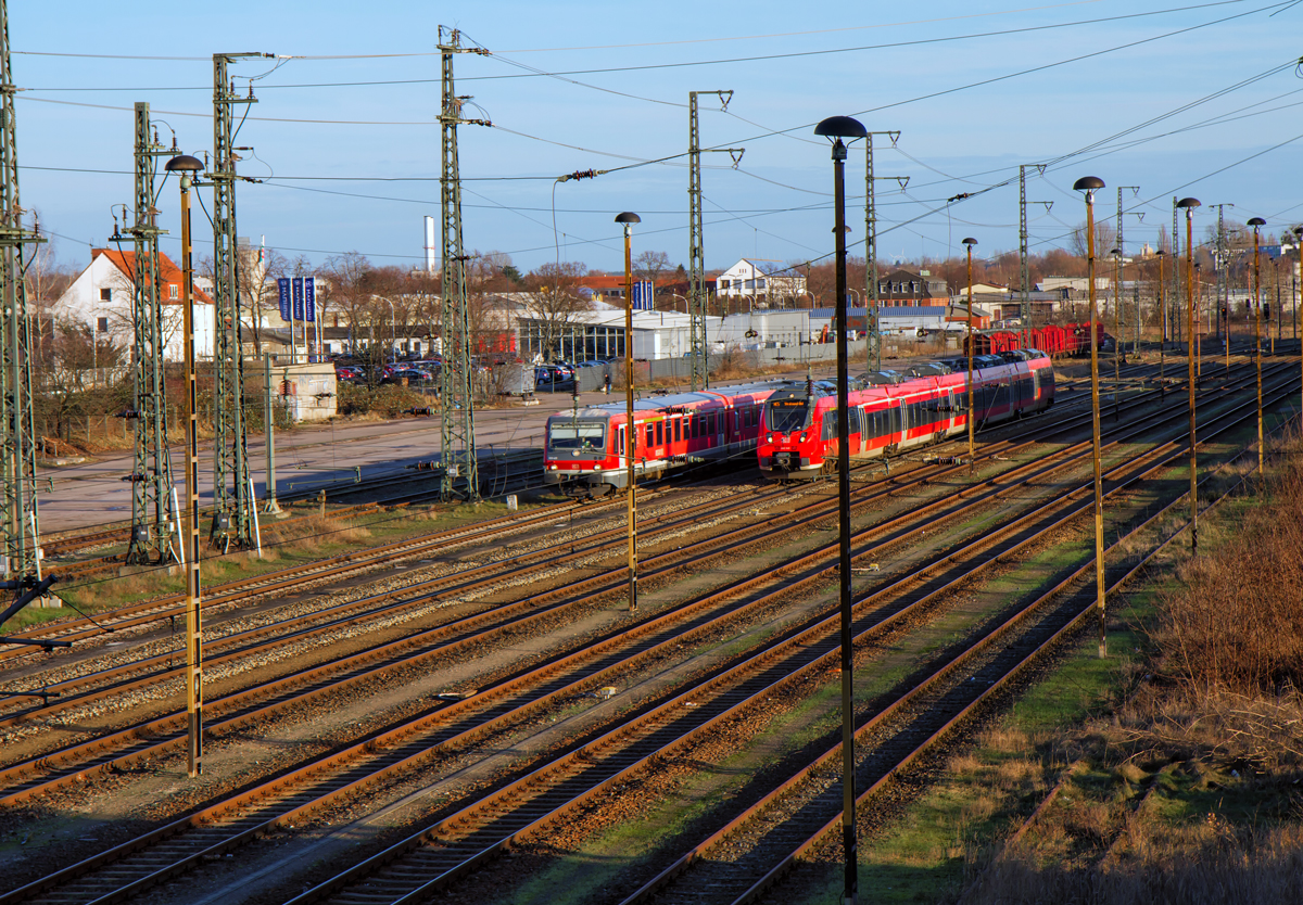 Parallele Einfahrt in den Bahnhof Neubrandenburg mit RE 4 nach Lübeck und RE 5 nach Stralsund. - 16.01.2014