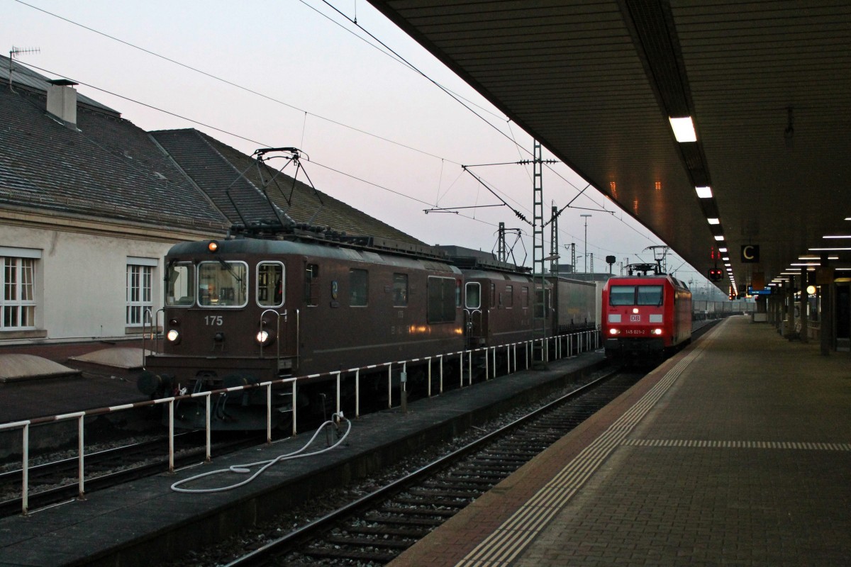 Paralleleinfahrt am 13.03.2014 von BLS Cargo Re 425 175 + Re 425 178 mit einem Ambrogio-Containerzug und 145 021-2, als Tfzf nach Muttenz, in Basel Bad Bf.