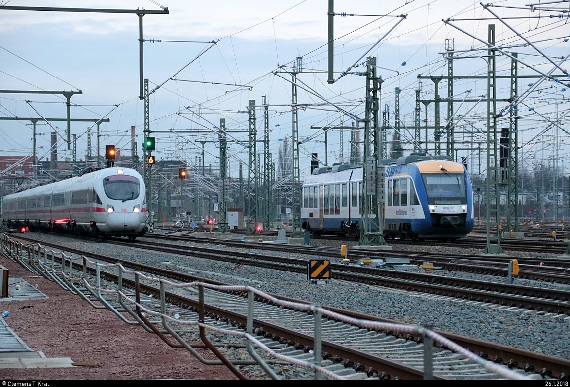 Paralleleinfahrt im Gleisvorfeld von Halle(Saale)Hbf... Eine BR 411 als ICE 1538 (Linie 15) von Berlin Hbf (tief) nach Frankfurt(Main)Hbf und 648 280-5 (Alstom Coradia LINT 41) von Transdev Sachsen-Anhalt (HarzElbeExpress) als HEX80411 (HEX 4) von Goslar nach Halle(Saale)Hbf konnten gemeinsam von der Delitzscher Straße aus aufgenommen werden. [26.1.2018 | 16:13 Uhr]