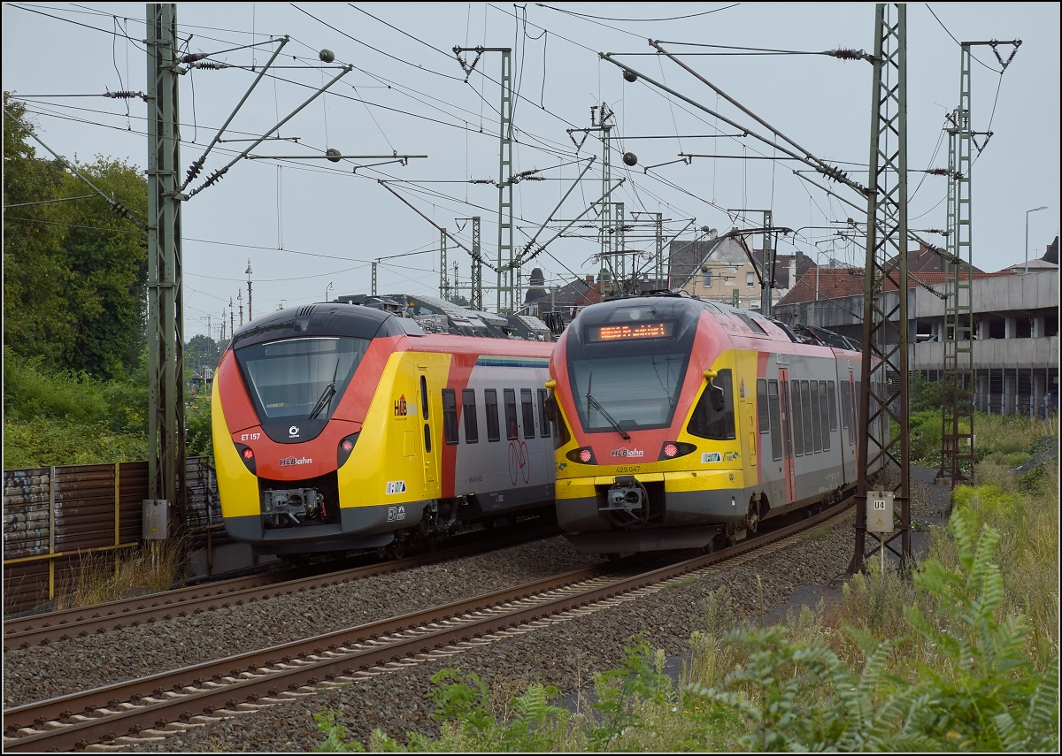 Paralleleinfahrt der HLB nach Friedberg mit Coradia Continental 1440 157-4 und einem Dreierpack Flirt, am Zugende 429 047. Juli 2018.