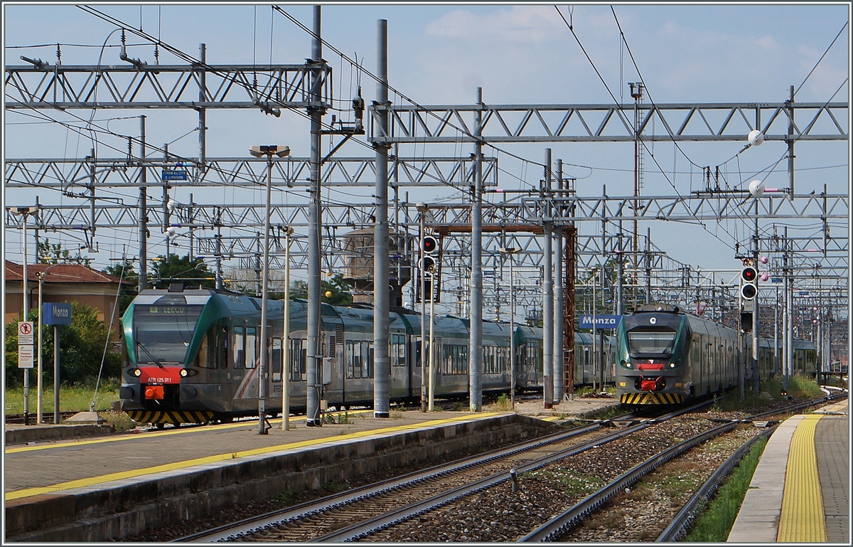 Paralleleinfahrt in Monza: Links der von Milano Garibaldi kommnde ATR 125 auf dem Weg nach Lecco, rechts ein 325 unterwegs von Milano Centrale nach Tirano .
22. Juni 2015