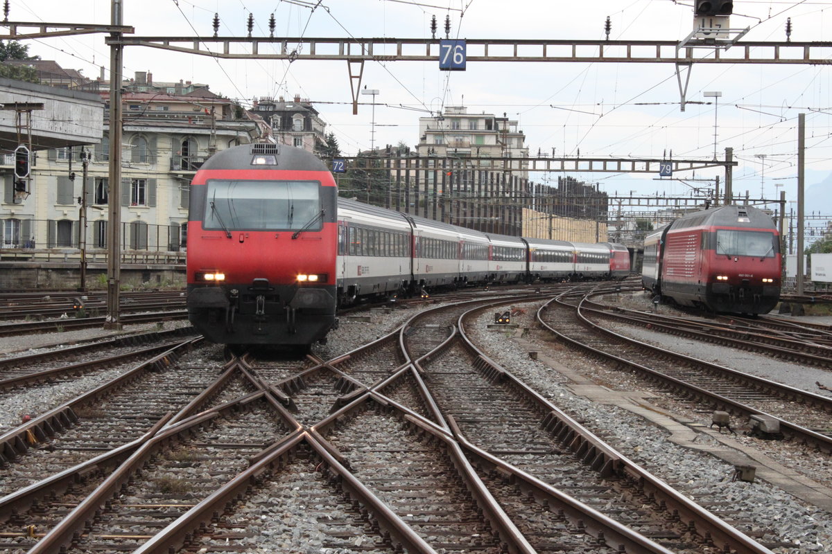 Paralleleinfahrt zweier IR-Züge am 04.08.2016 in Lausanne. Links der IR 2524 aus Luzern auf der Fahrt nach Genf-Flughafen und rechts der IR 1824 aus Brig ebenfalls auf der Fahrt nach Genf-Flughafen.