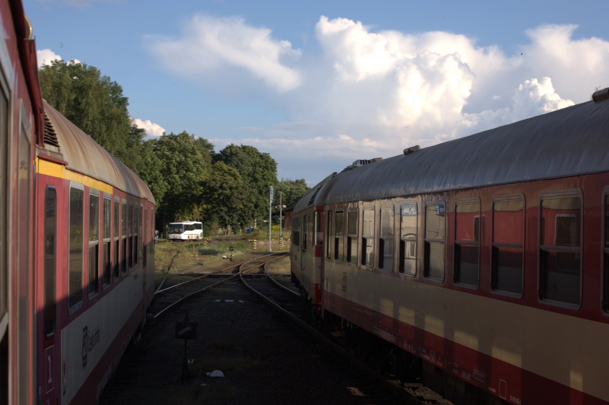 Paralleleinfahrt zweier Triebzüge  der Baureihe 854 in Ceska  Lipa.
16.08.2014 18:32 Uhr.