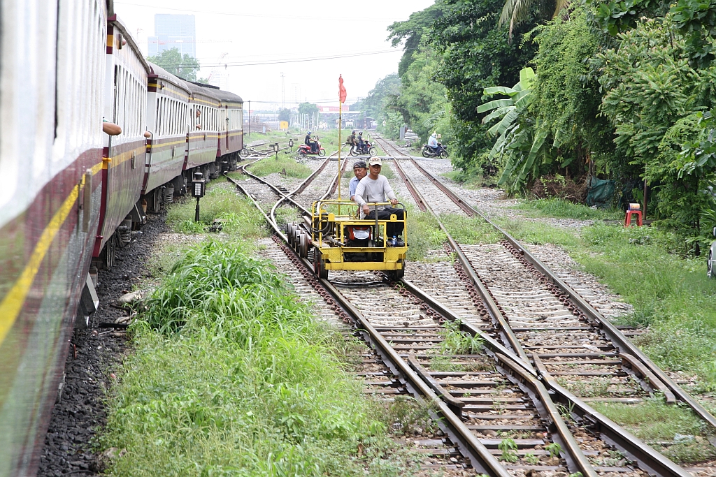 Parallelfahrt des ORD 211 mit einem Kleinwagen der Type รบ.6 (รบ.=RB.) am 30.Mai 2017 bei der Ausfahrt aus der Bang Sue Station.