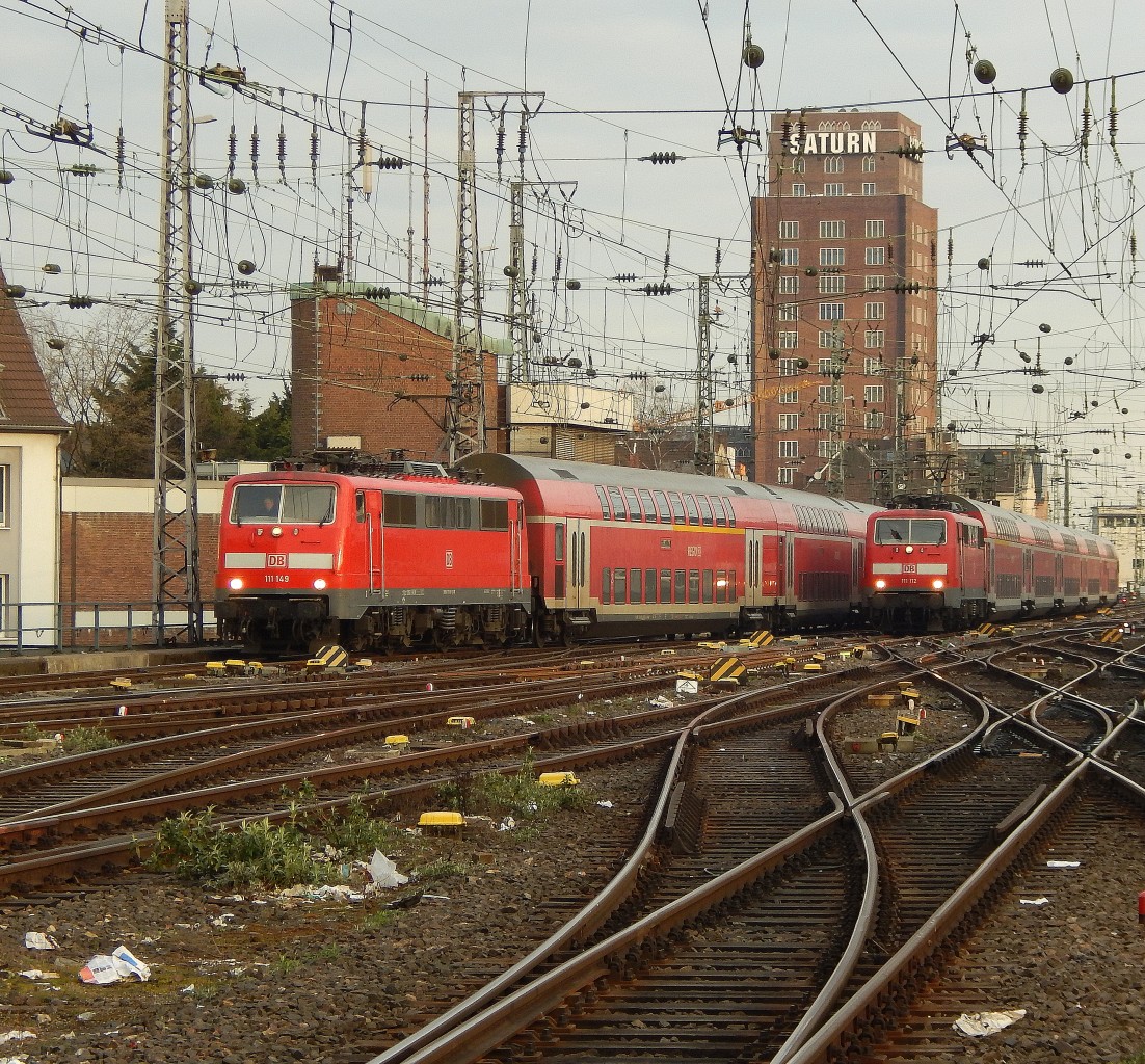 Parallelfahrt im Gleisfeld vor dem Kölner Hbf mit 2 111ern.  Im Vordergrund zieht 111 149 ihren RE und im Hintergrund zieht 111 112 ihren RE gleich in den Kölner Hbf.

Köln 28.03.2015

