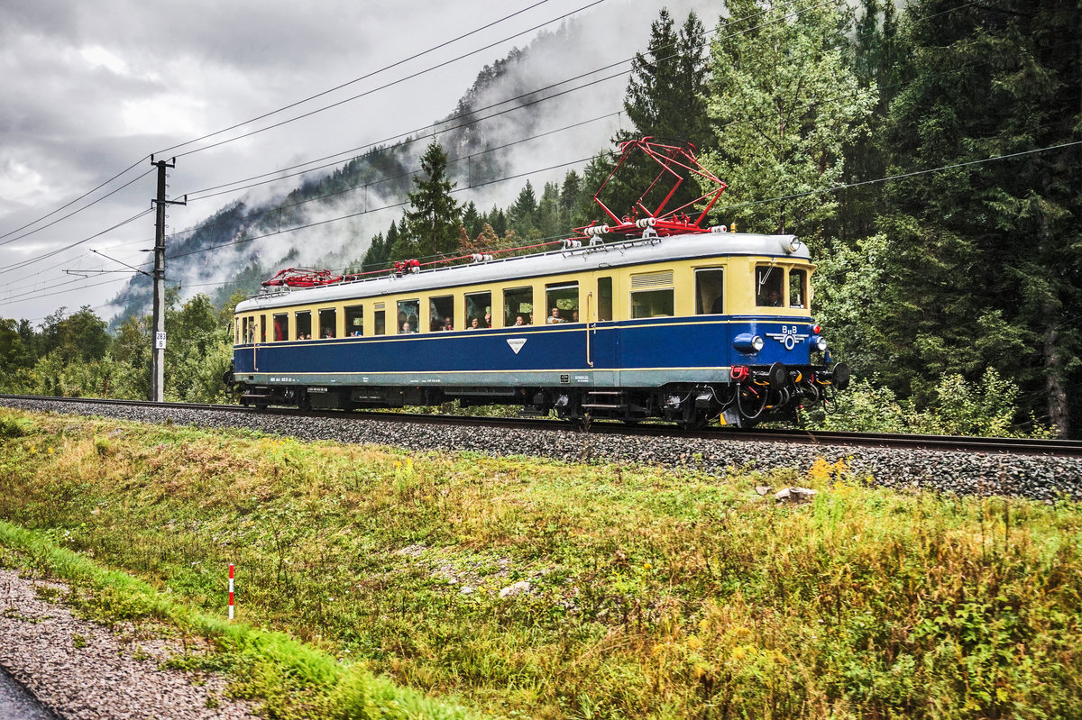 Parallelfahrt mit 4042.01 der NBiK zwischen Mittewald a. d. Drau und Thal.
Unterwegs war der Zug als SR (Sillian - Lienz). 
Aufgenommen am 16.9.2017.