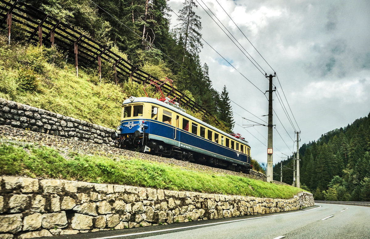 Parallelfahrt mit 4042.01 der NBiK zwischen Thal und Lienz. 
Unterwegs war der Zug als SR (Sillian - Lienz).
Aufgenommen am 16.9.2017.